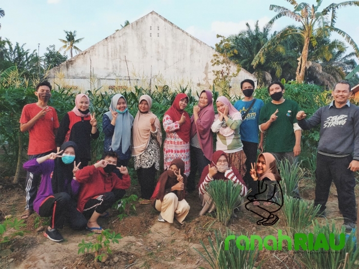 Tim Pengabdian Masyarakat Kukerta Universitas Riau Gotong royong bersama Ibu PKK